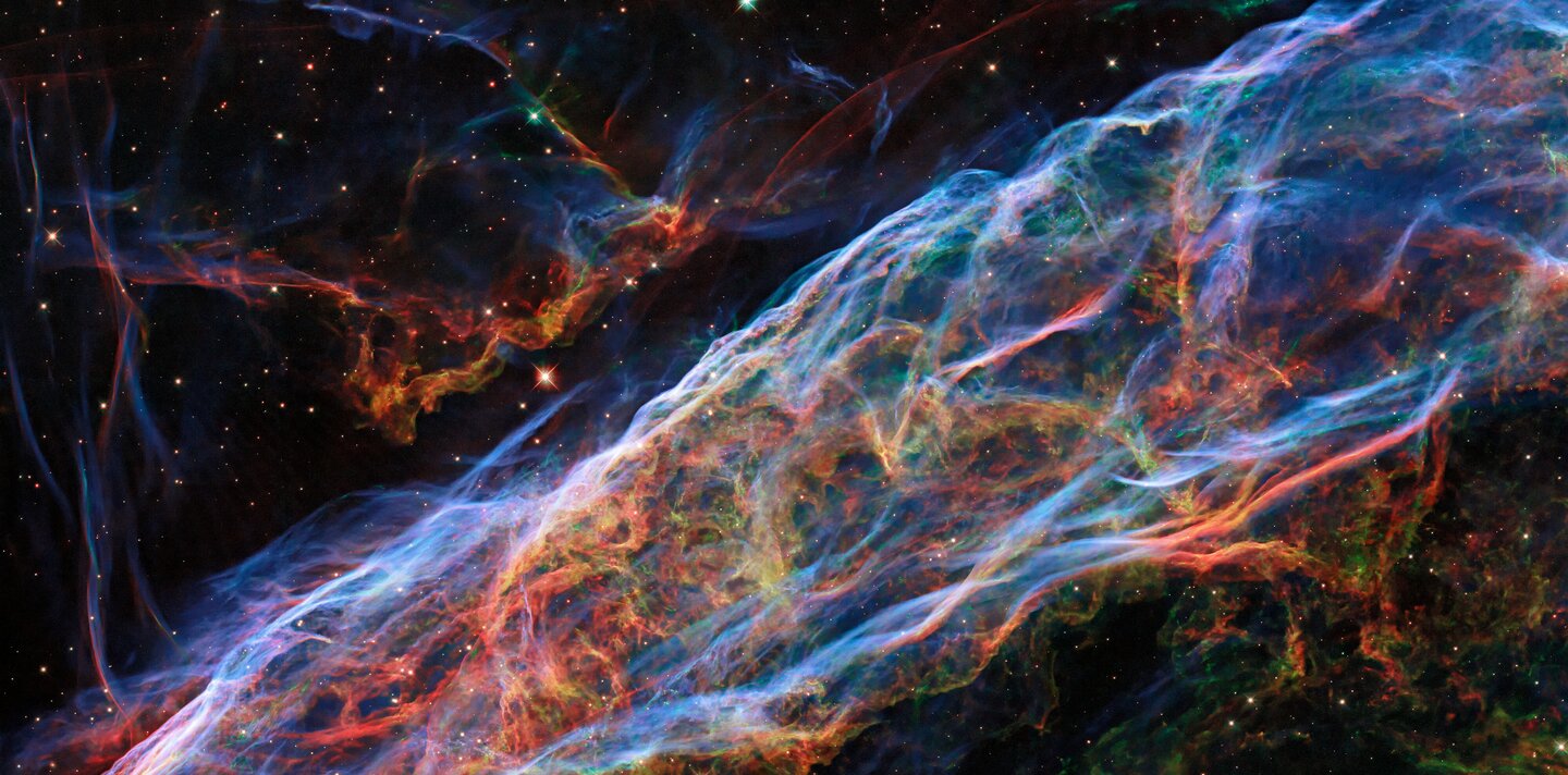 Hubble-Aufnahme des Cirrusnebels (Veil Nebula), der ca. 2100 Lichtjahre von der Erde entfernt ist. | © ESA/Hubble & NASA, Z. Levay; CC BY 4.0