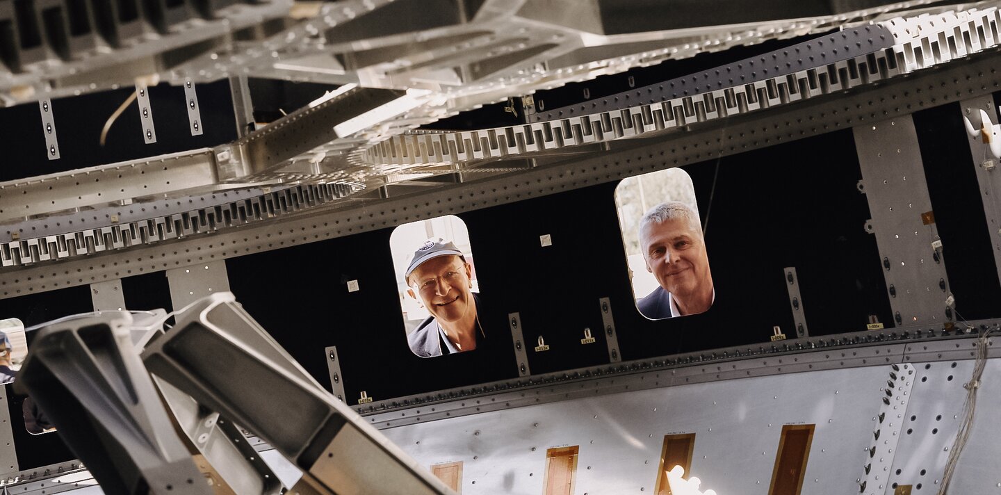 Space Eye Botschafter Claude Nicollier und Beirat Christian Leumann blicken durch Öffnungen in das Innere des Automated Transfer Vehicle. | © Céline Meyer, Biel